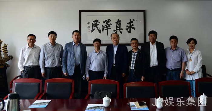 J9娱乐集团董事长颜贻意(左四)考察中国海洋大学 J9娱乐集团董事长颜贻意(左四)考察中国海洋大学